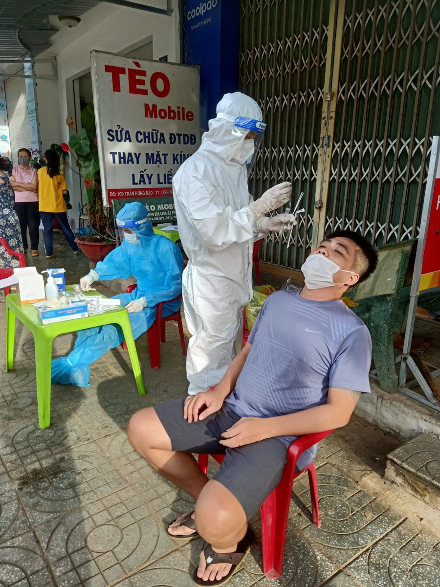 CDC Lâm Đồng lấy mẫu xét nghiệm Covid-19 liên quan đến chùm lây nhiễm ở H. Đức trọng. Ảnh: Kim Cúc