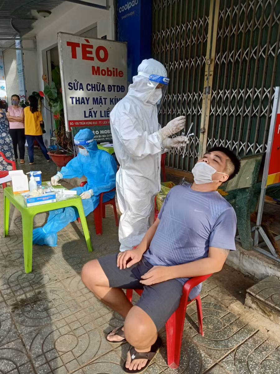 CDC Lâm Đồng lấy mẫu xét nghiệm Covid-19 liên quan đến chùm lây nhiễm ở H. Đức trọng. Ảnh: Kim Cúc