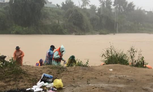 Lực lượng chức năng tìm kiếm nạn nhân tại khu vực xảy ra vụ việc. Ảnh: Cộng tác viên