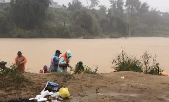 Lực lượng chức năng tìm kiếm nạn nhân tại khu vực xảy ra vụ việc. Ảnh: Cộng tác viên