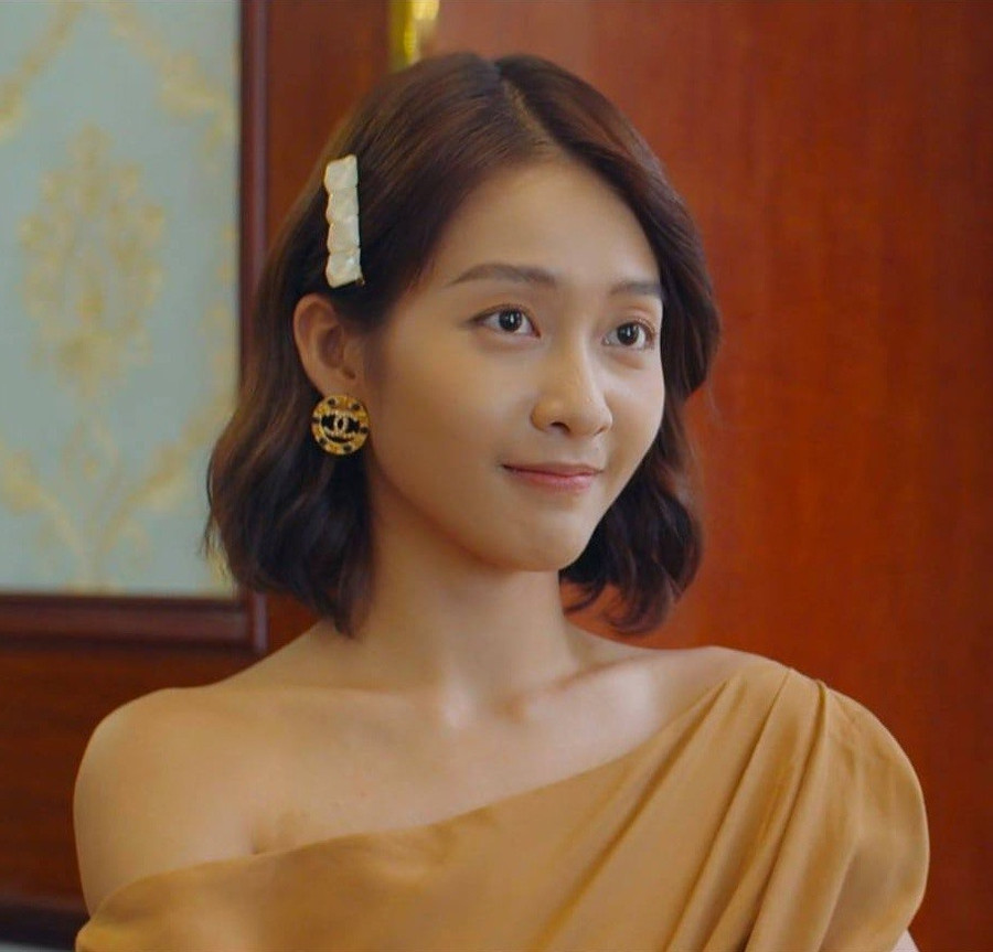 “11 tháng 5 ngày” là phim truyền hình đánh dấu sự trở lại của Khả Ngân. Trong phim, nữ diễn viên vào vai Tuệ Nhi, cô gái xuất thân trong gia đình giàu có, là tiểu thư lá ngọc cành vàng nhưng mồ côi mẹ từ bé. Vì được gia đình chiều chuộng, Tuệ Nhi đỏng đảnh, ương bướng và ích kỷ. Cô luôn coi mình là nhất, là “cái rốn của vũ trụ“. Ảnh: NSX.