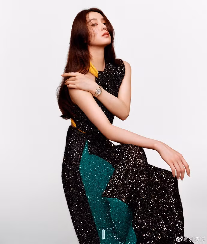 Đầm sequin bất đối xứng tôn vòng eo và bờ vai gợi cảm của mỹ nhân Bộ bộ kinh tâm.