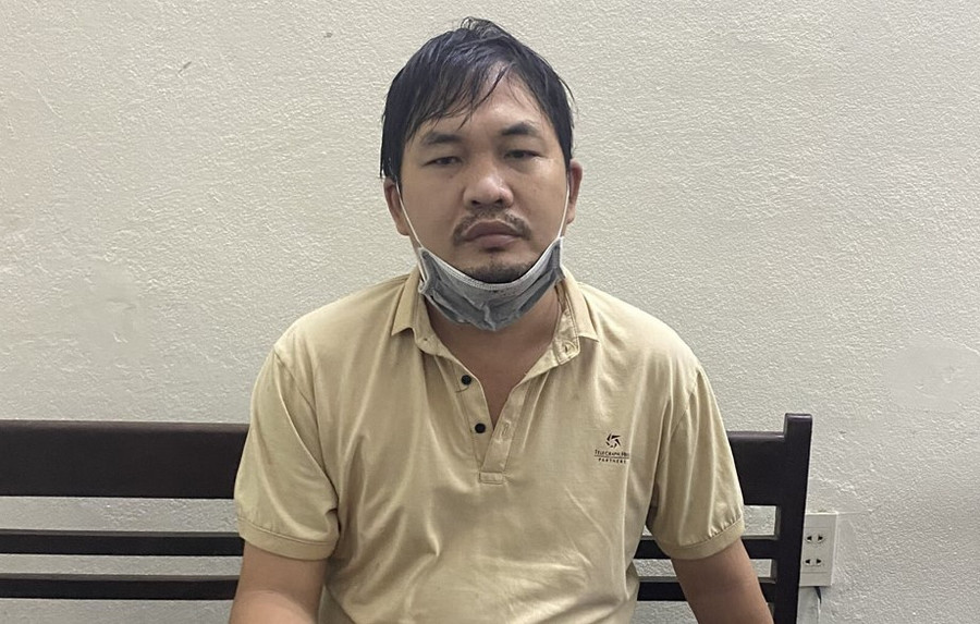 Vẫn bị bắt giữ, bàn giao Công an TP.Quảng Ngãi. Ảnh: Văn Tiến