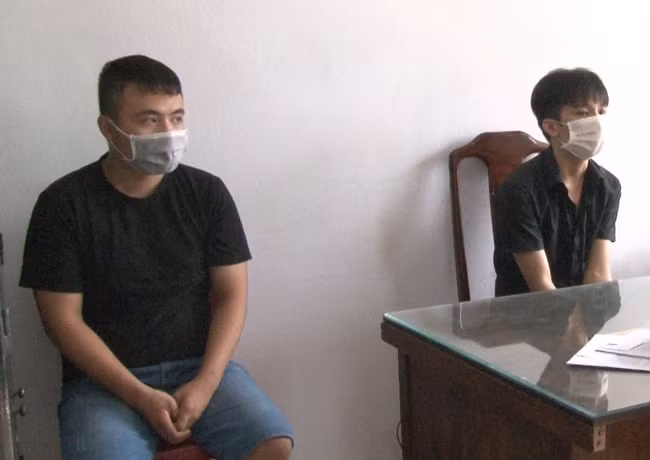  Lê Hữu Dũng và Trần Thanh Tân bị bắt, khởi tố về hành vi cướp giật tài sản. (Ảnh: C.Q)