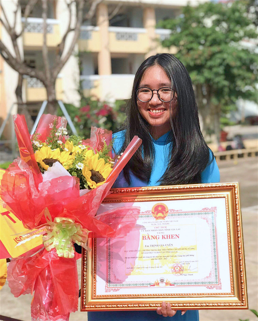 Với thành tích học tập tốt và điểm thi cao, em Trịnh Gia Uyên đã sở hữu trong tay nhiều “tấm vé” bước vào ĐH. Ảnh: Mộc Trà
