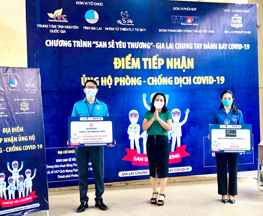 Hội Liên hiệp Thanh niên Việt Nam tỉnh, nhóm từ thiện Fly To Sky, Đoàn Thanh niên Thông tấn xã Việt Nam phối hợp tổ chức chương trình “San sẻ yêu thương-Gia Lai chung tay đánh bay Covid-19". Ảnh: Phan Lài Hội Liên hiệp Thanh niên Việt Nam tỉnh, nhóm từ thiện Fly To Sky, Đoàn Thanh niên Thông tấn xã Việt Nam phối hợp tổ chức chương trình “San sẻ yêu thương”-Gia Lai chung tay đánh bay Covid-19.Ảnh: Phan Lài