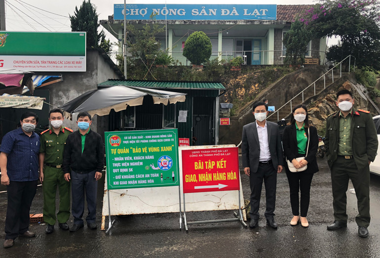 Trao bảng “Tự quản bảo vệ vùng xanh - vùng an toàn không có dịch” tại Chợ Nông sản Đà Lạt