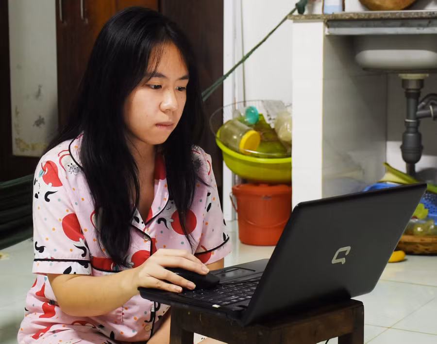 Chiếc máy tính được hàng xóm cho mượn giúp em Đinh Thị Trà Giang học online tại nhà trong thời gian nghỉ dịch. Ảnh: Minh Nguyễn