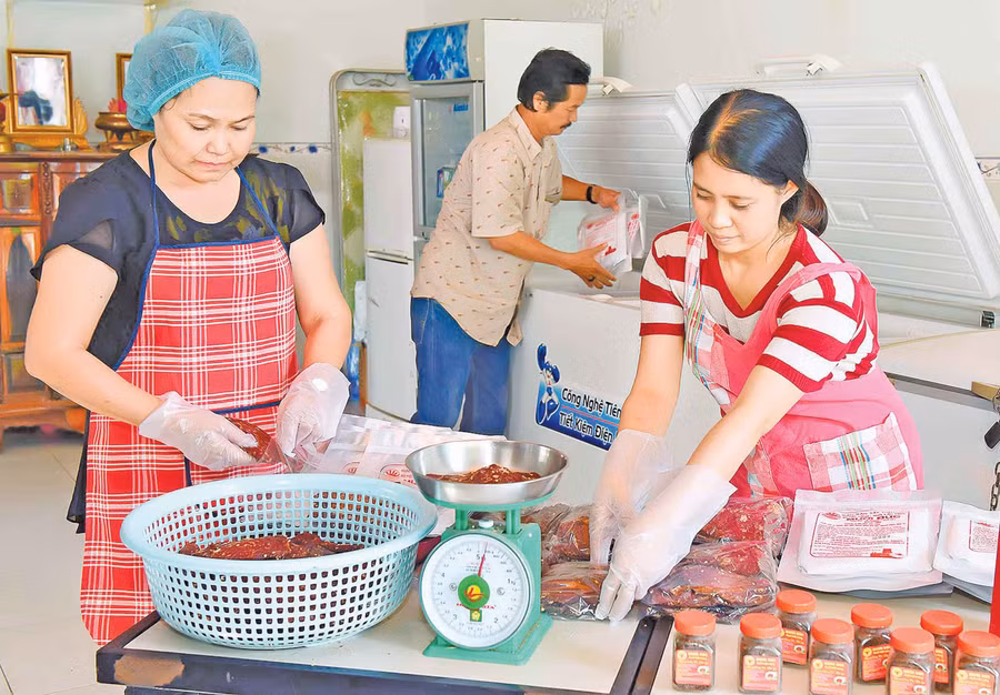 Đóng gói sản phẩm thịt bò một nắng Krông Pa (ảnh chụp trước tháng 4-2021). Ảnh: Đức Thụy