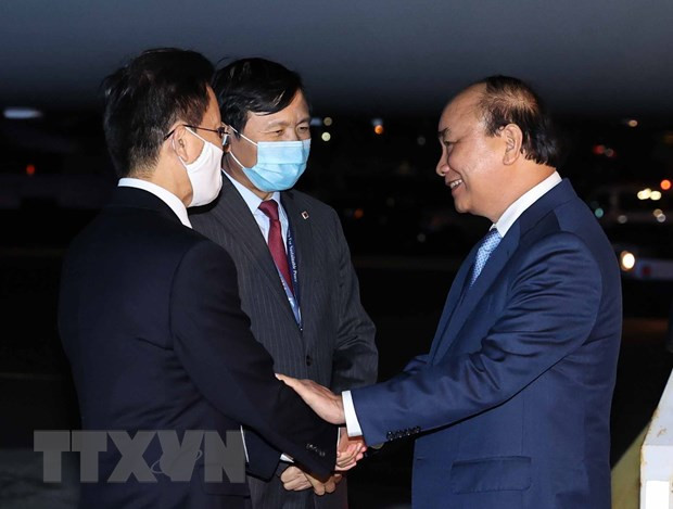 Đại sứ Việt Nam tại Hoa Kỳ Hà Kim Ngọc và Đại sứ Đặng Đình Quý đón Chủ tịch nước Nguyễn Xuân Phúc tại sân bay quốc tế J.F. Kennedy. (Ảnh: Thống Nhất/TTXVN)