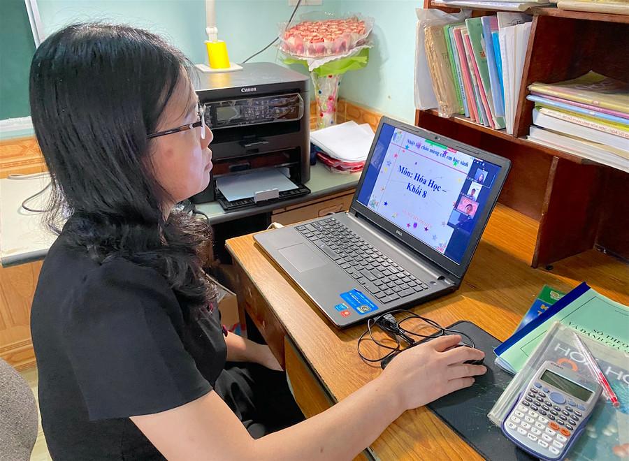 Giáo viên Trường Tiểu học và THCS Lê Văn Tám (xã Trà Đa, TP. Pleiku) dạy trực tuyến cho học sinh trong tuần đầu năm học 2021-2022. Ảnh: Mộc Trà Giáo viên Trường Tiểu học và THCS Lê Văn Tám (xã Trà Đa, TP. Pleiku) dạy trực tuyến cho học sinh năm học 2021-2022. Ảnh: Mộc Trà