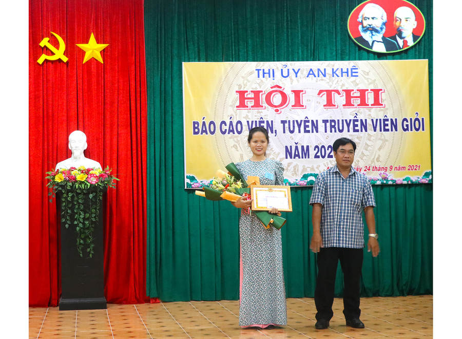 Ban tổ chức trao giải nhất cho thí sinh Cao Thị Lệ-Chi bộ phòng Văn hóa-Thông tin thị xã An Khê. Ảnh: Ngọc Minh