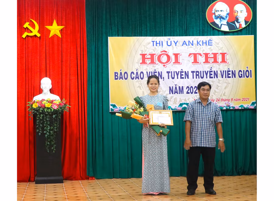 Ban tổ chức trao giải nhất cho thí sinh Cao Thị Lệ-Chi bộ Phòng Văn hóa-Thông tin thị xã An Khê. Ảnh: Ngọc Minh Ban tổ chức trao giải nhất cho thí sinh Cao Thị Lệ-Chi bộ phòng Văn hóa-Thông tin thị xã An Khê. Ảnh: Ngọc Minh