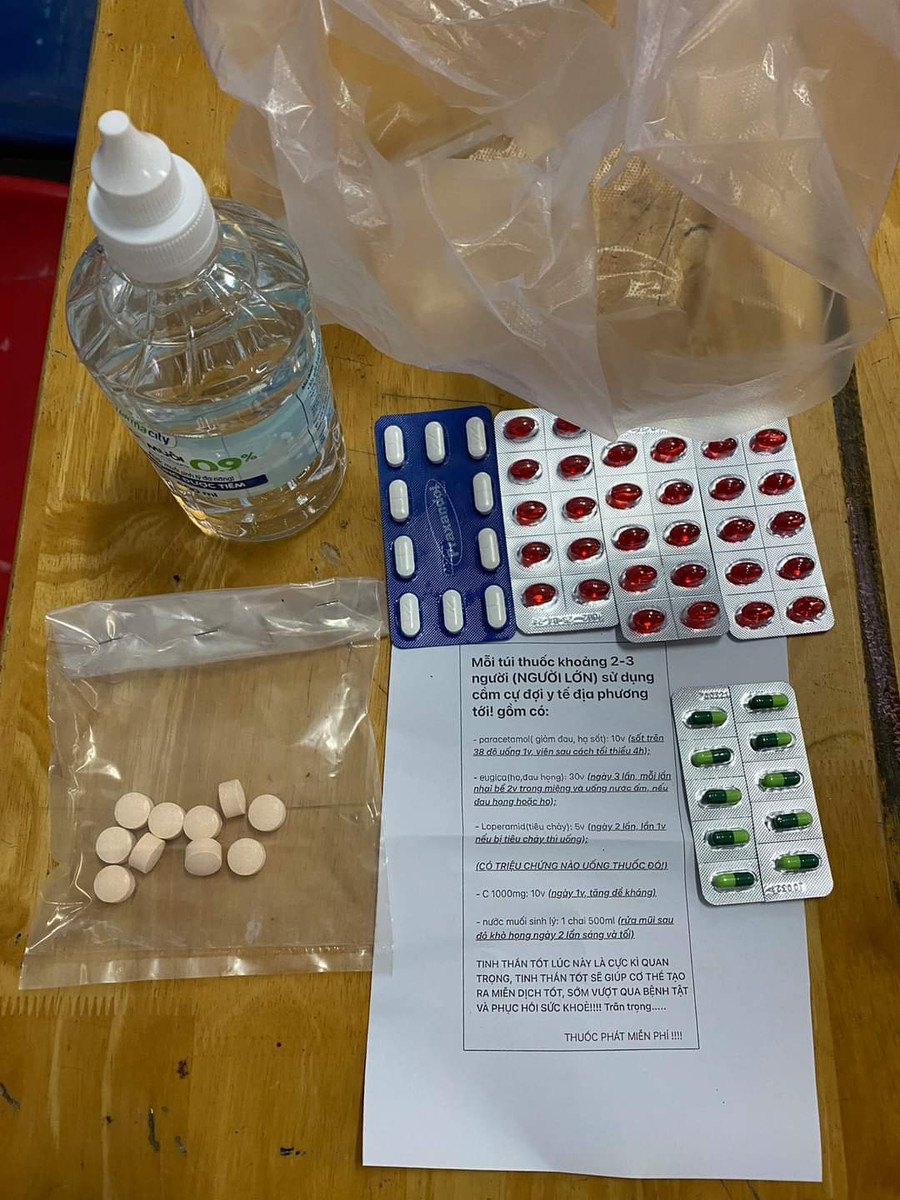 Túi thuốc mà anh Tuấn Anh phát miễn phí cho người dân. Ảnh: Tấn Đạt