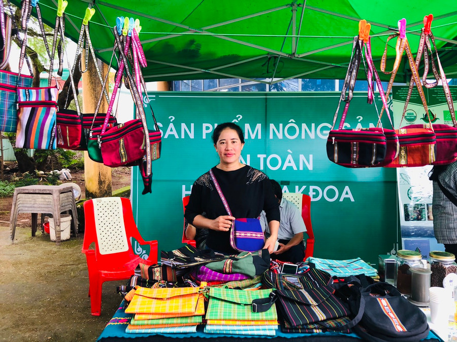 Chị Mlơnh là người được bà Mlốp truyền lại nghề dệt thổ cẩm, đang trưng bày các sản phẩm do HTX làm ra tại lễ hội trưng bày sản phẩm nông sản an toàn huyện Đăk Đoa. Chị Mlơnh là người được bà Mlốp truyền lại nghề dệt thổ cẩm, đang trưng bày các sản phẩm do HTX làm ra tại lễ hội trưng bày sản phẩm nông sản an toàn huyện Đăk Đoa