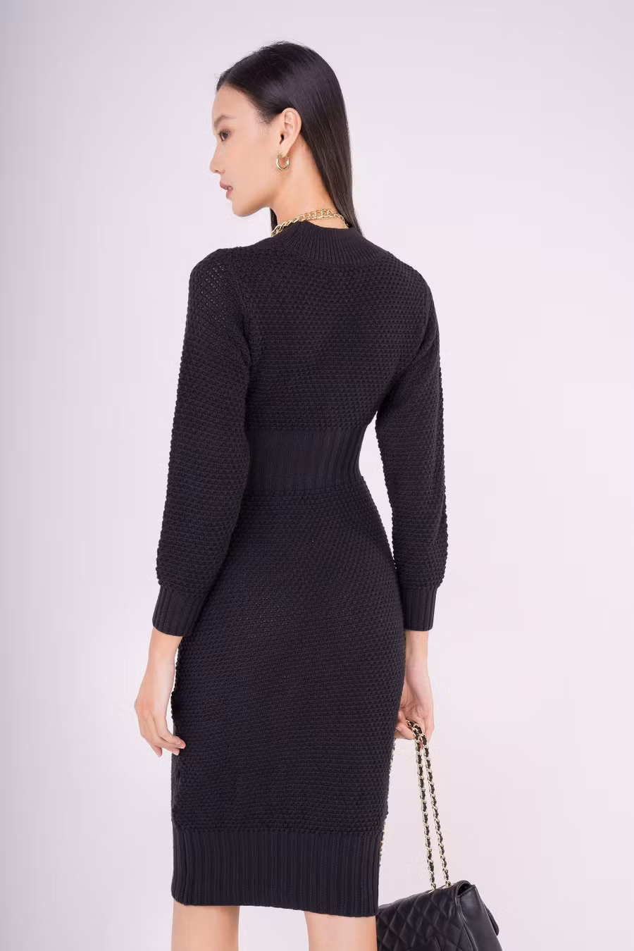 Đầm dệt kim tay lỡ, ngắn trên gối của thương hiệu SIXDO sử dụng chính kiểu họa tiết dệt len để tạo nên điểm nhấn cho vòng eo, cổ tay và đường viền chân váy.