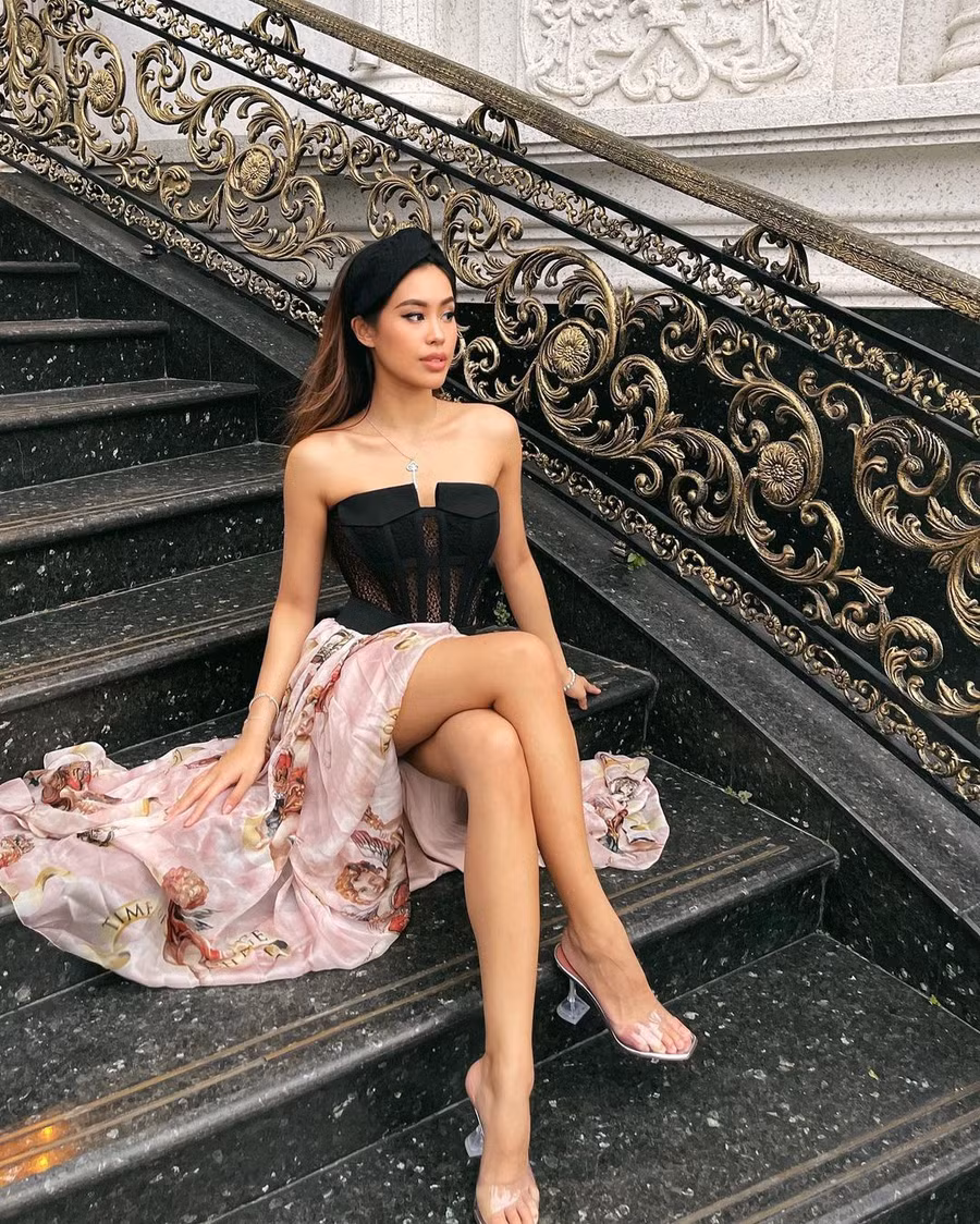 Rich kid Tiên Nguyễn - em chồng Tăng Thanh Hà tỏa sáng trong bộ đầm cúp ngực sang chảnh của thương hiệu Dolce & Gabbana. Người đẹp khéo léo mix cùng guốc mũi vuông thiết kế trong suốt như pha lê làm nổi bật đôi chân thon dài gợi cảm.