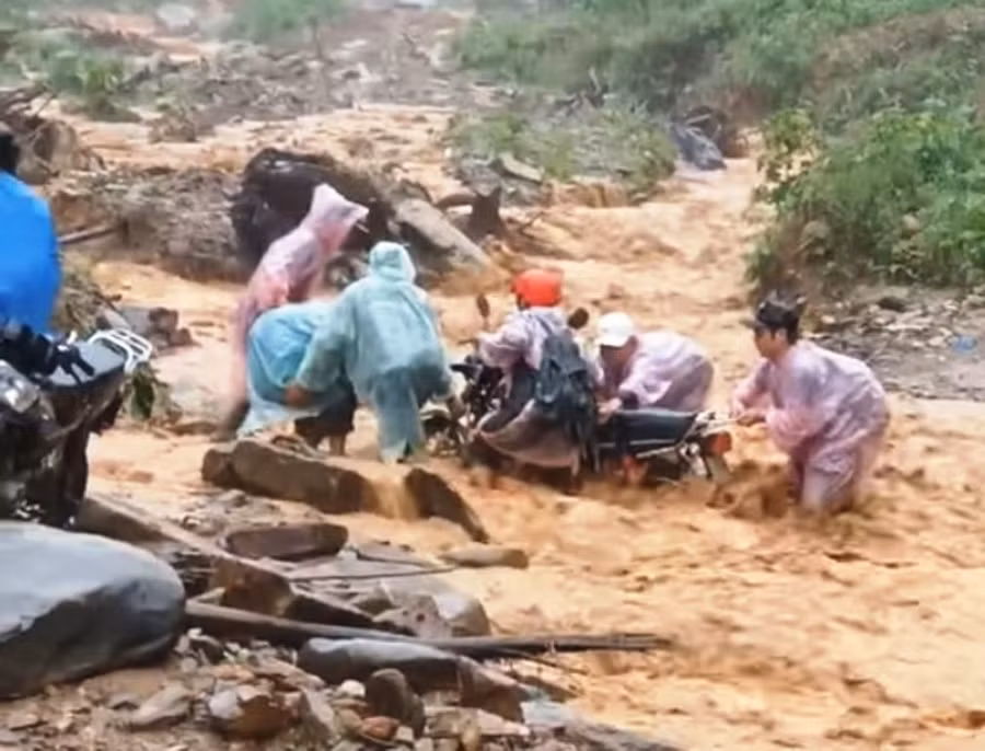  Người dân Phước Sơn vật lộn với lũ dữ để về nhà. Ảnh: CẮT TỪ CLIP