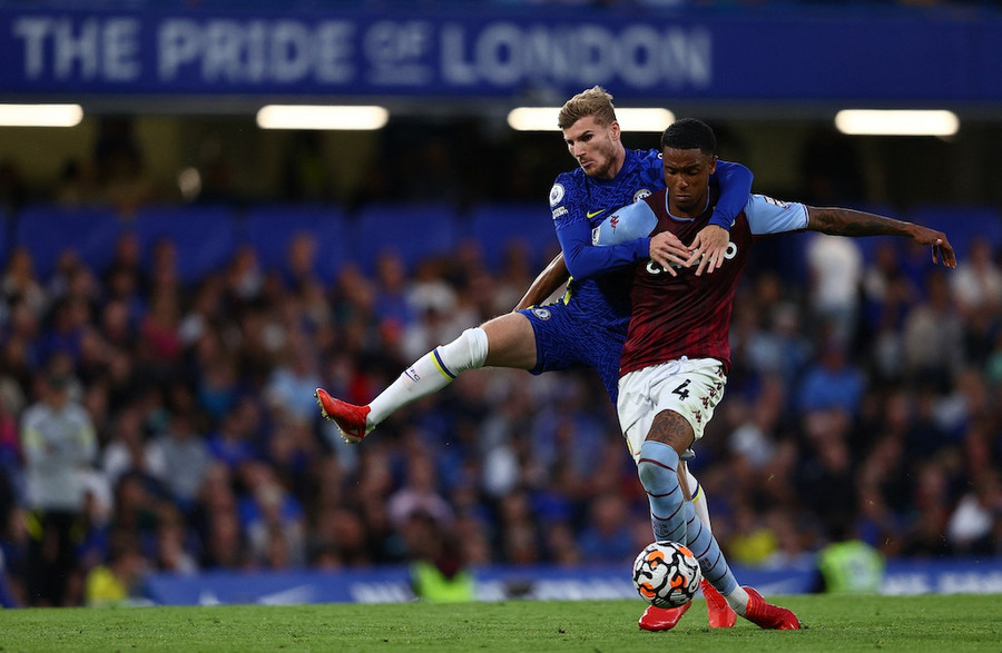 Aston Villa (phải) đã không thể có điểm dù chơi khá tốt trước Chelsea. Ảnh: AFP