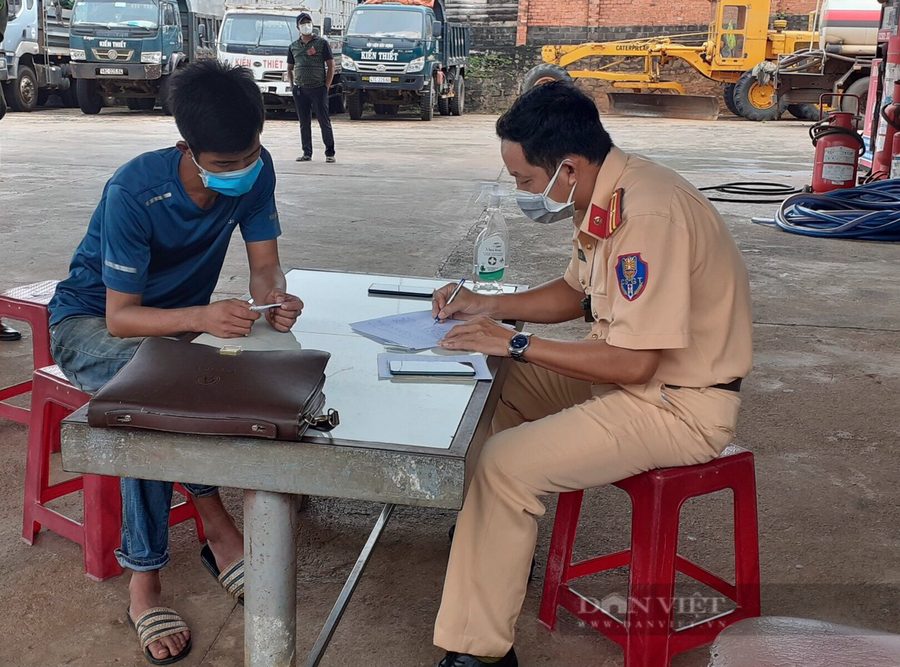 Lực lượng chức năng tiến hành lập biên bản tài xế C. Ảnh: P.H