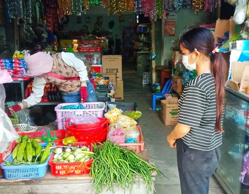 Người dân làng Hle Hlang (xã Yang Trung, huyện Kông Chro) tuân thủ đeo khẩu trang khi ra ngoài, giữ khoảng cách tiếp xúc, tránh tập trung đông người. Ảnh: Ngọc Minh