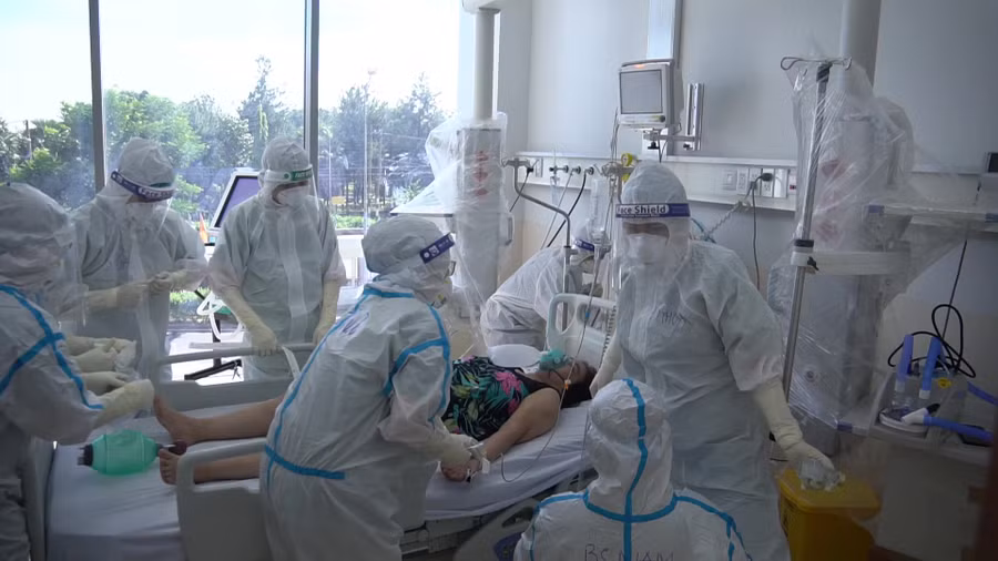 Các ca trực của các nhân viên y tế vô cùng mệt mỏi, căng thẳng (Cấp cứu bệnh nhân Covid-19 nặng tại Bệnh viện Hồi sức Covid-19 TP.HCM). Ảnh: BYT