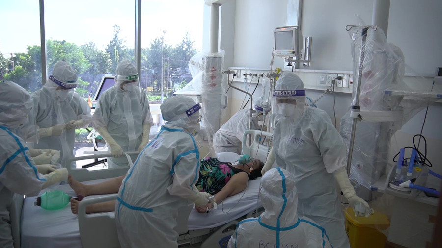 Các ca trực của các nhân viên y tế vô cùng mệt mỏi, căng thẳng (Cấp cứu bệnh nhân Covid-19 nặng tại Bệnh viện Hồi sức Covid-19 TP.HCM). Ảnh: BYT Các ca trực của các nhân viên y tế vô cùng mệt mỏi, căng thẳng (Cấp cứu bệnh nhân Covid-19 nặng tại Bệnh viện Hồi sức Covid-19 TP.HCM). Ảnh: BYT