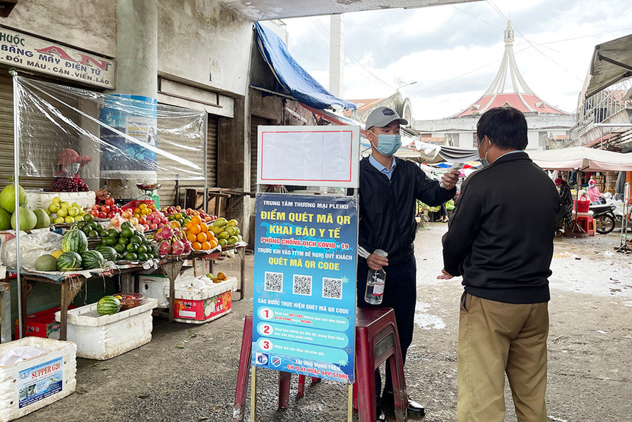 Người dân được đo thân nhiệt, rửa tay sát khuẩn trước khi vào Trung tâm Thương mại Pleiku. Ảnh: Vũ Thảo Người dân được đo thân nhiệt, rửa tay sát khuẩn trước khi vào Trung tâm Thương mại Pleiku. Ảnh: Vũ Thảo