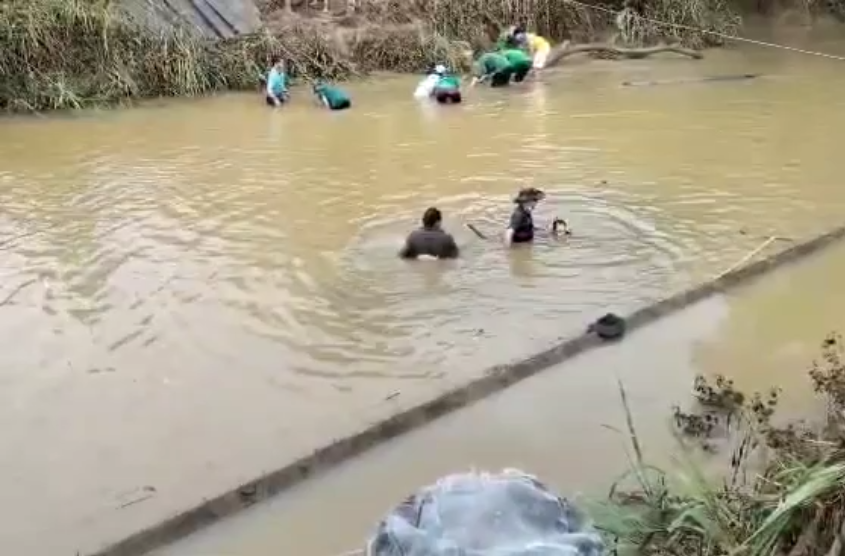  Người dân thôn 11, xã Cư San tập trung sửa cầu tạm bị gãy đổ do mưa lớn. Ảnh: B.T