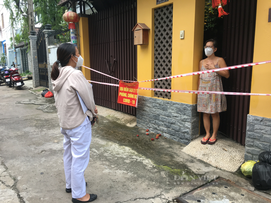 Chị Tĩnh hỏi tình hình sức khỏe F0 tại nhà ở phường Hiệp Bình Chánh. Ảnh: B.D Chị Tĩnh hỏi tình hình sức khỏe F0 tại nhà ở phường Hiệp Bình Chánh. Ảnh: B.D