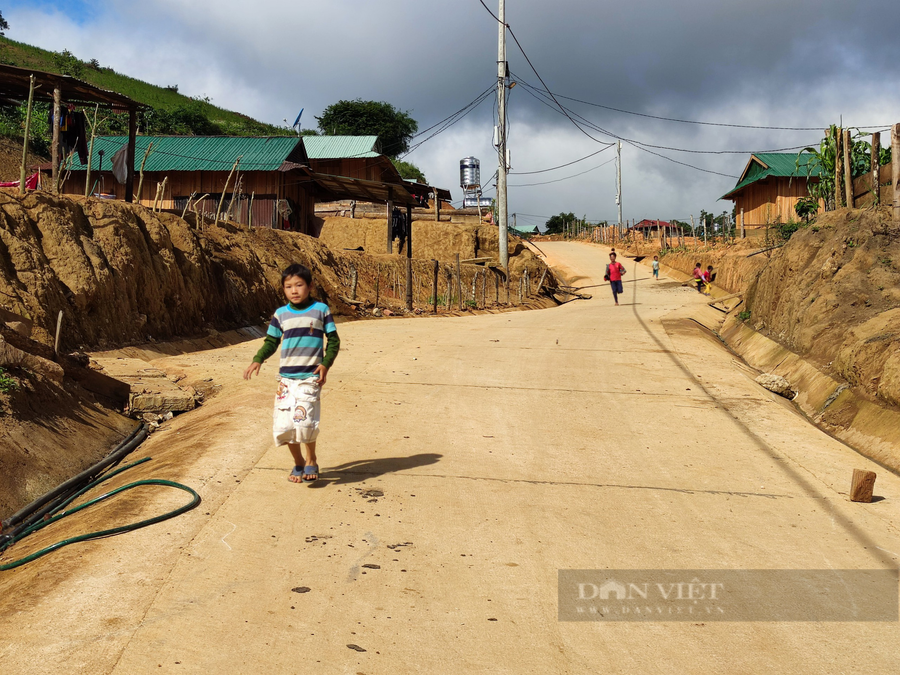 Sau những nguy hiểm rình rập, người dân thôn Tu Thó đã có được nơi ở mới, ổn định cuộc sống (Ảnh T.H)