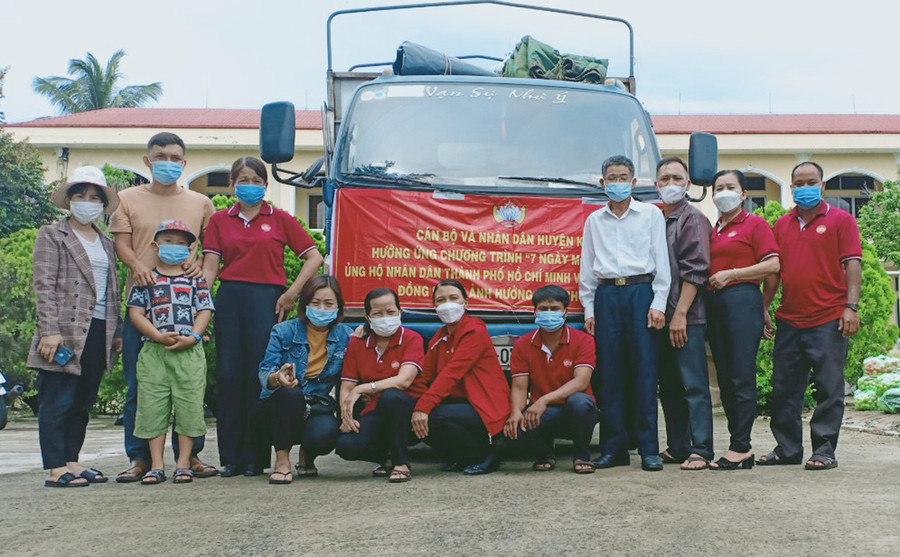 Ủy ban MTTQ Việt Nam huyện Kbang chuyển trên 6 tấn hàng hóa thiết yếu ủng hộ người dân TP. Hồ Chí Minh và 2 tỉnh Bình Dương, Đồng Nai. Ảnh: Ngọc Anh
