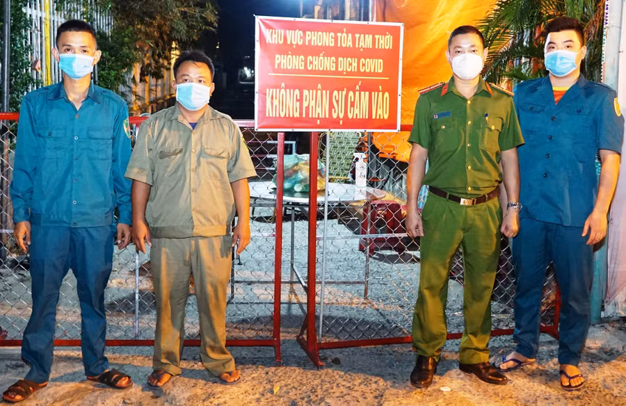 Lực lượng chức năng triển khai chốt phong tỏa ở khối phố 2A. Ảnh: Thanh Hồng