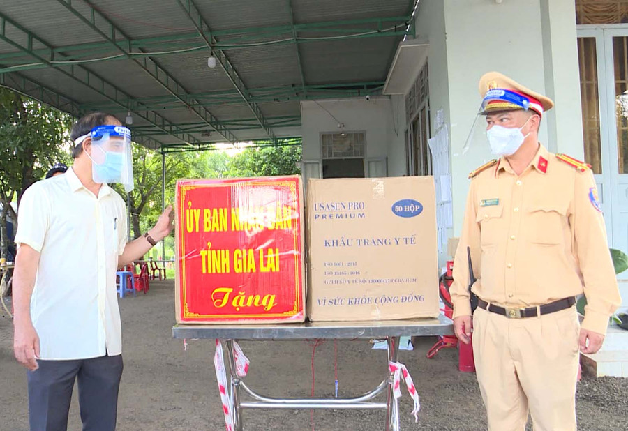 Chủ tịch UBND tỉnh Võ Ngọc Thành tặng quà lực lượng chốt cầu 110. Ảnh: Đoàn Bình