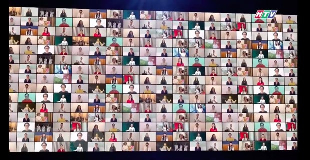 Tập thể ca sỹ thể hiện ca khúc 