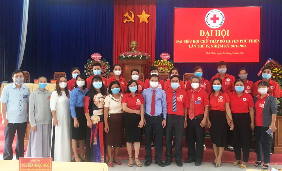 Ban Chấp hành Hội Chữ thập đỏ huyện Phú Thiện nhiệm kỳ 2021-2026 ra mắt đại hội. Ảnh: Vũ Chi Ban Chấp hành Hội Chữ thập đỏ huyện Phú Thiện nhiệm kỳ 2021-2026 ra mắt đại hội. Ảnh: Vũ Chi