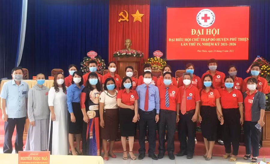 Ban Chấp hành Hội Chữ thập đỏ huyện Phú Thiện nhiệm kỳ 2021-2026 ra mắt đại hội. Ảnh: Vũ Chi