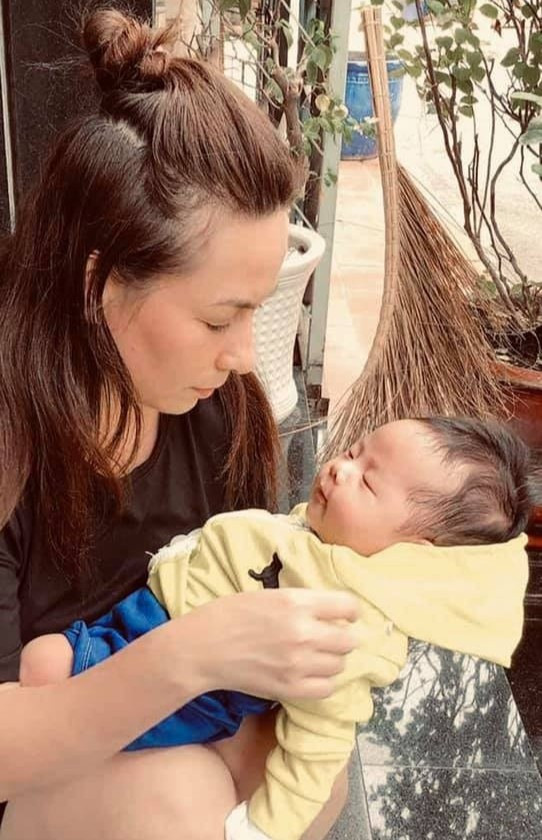 Phi Nhung nhận thêm con nuôi thứ 23 vào tháng 6.2020. Ảnh: NVCC. Phi Nhung nhận thêm con nuôi thứ 23 vào tháng 6.2020. Ảnh: NVCC.