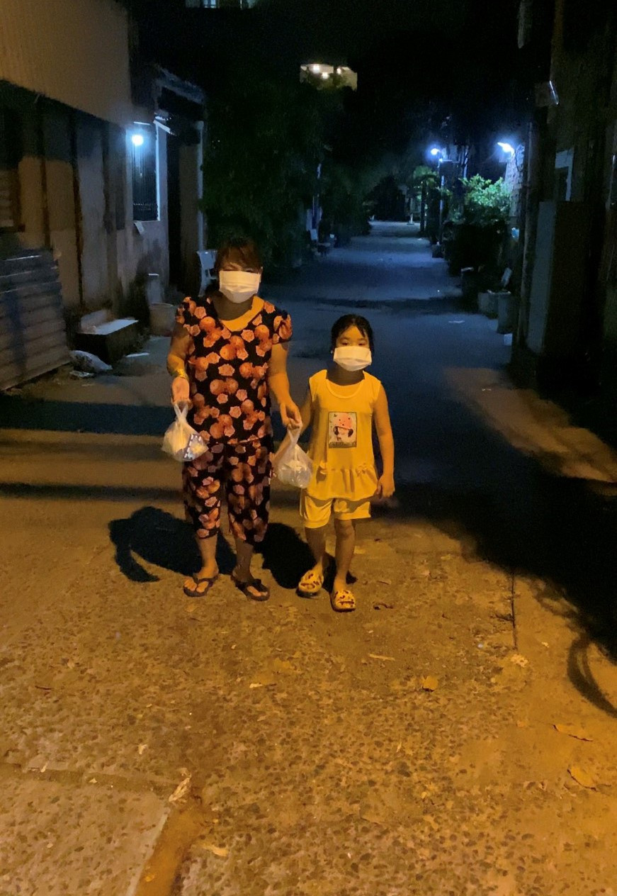 Hình ảnh hai mẹ con đêm khuya ra nhận thuốc khiến anh Tuấn Anh cảm động. Ảnh: NVCC