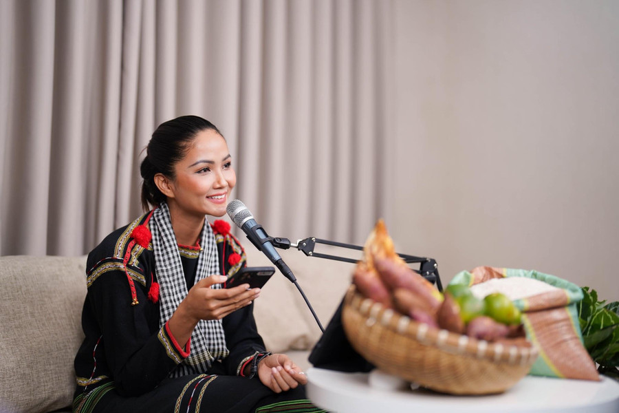 Hoa hậu H'Hen Niê được dân mạng gọi là Hoa hậu làm nhiều nghề nhất mùa dịch. Đầu tháng 8, cô gây chú ý khi livestream bán nông sản cho bà con Đồng Tháp như: gạo, khoai lang, rau quả... Cô gây ấn tượng khi diện trang phục thổ cẩm truyền thống của người Tây nguyên và choàng khăn rằn khi xuất hiện. Dù khá bỡ ngỡ nhưng người đẹp đã kêu gọi và chốt được hơn 1.500 đơn trong một giờ livestream. Ảnh: FBNV
