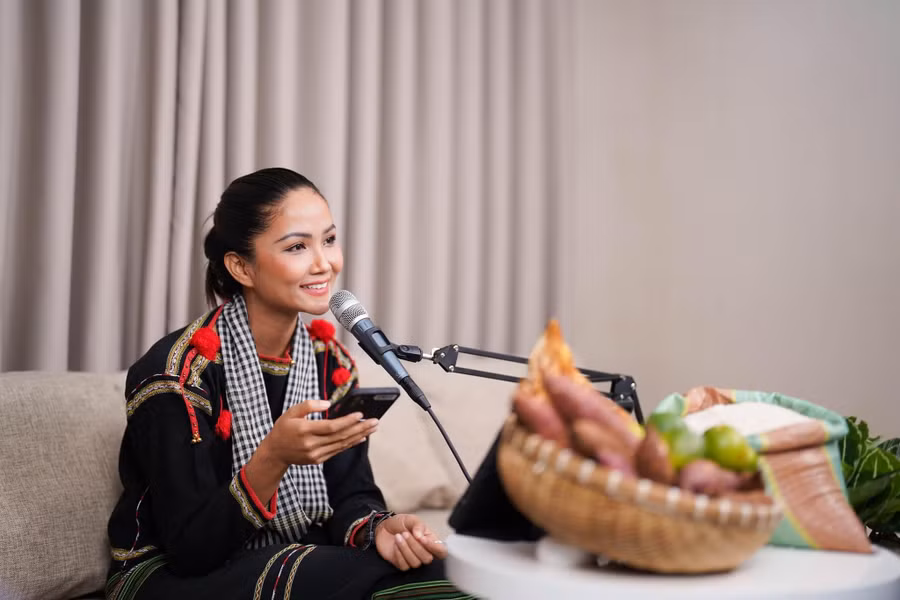 Hoa hậu H'Hen Niê được dân mạng gọi là Hoa hậu làm nhiều nghề nhất mùa dịch. Đầu tháng 8, cô gây chú ý khi livestream bán nông sản cho bà con Đồng Tháp như: gạo, khoai lang, rau quả... Cô gây ấn tượng khi diện trang phục thổ cẩm truyền thống của người Tây nguyên và choàng khăn rằn khi xuất hiện. Dù khá bỡ ngỡ nhưng người đẹp đã kêu gọi và chốt được hơn 1.500 đơn trong một giờ livestream. Ảnh: FBNV