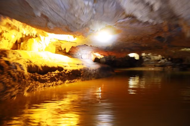 Những khối thạch nhữ bên trong hang động Thiên Hà phủ trắng tinh khiết. Ảnh: T B