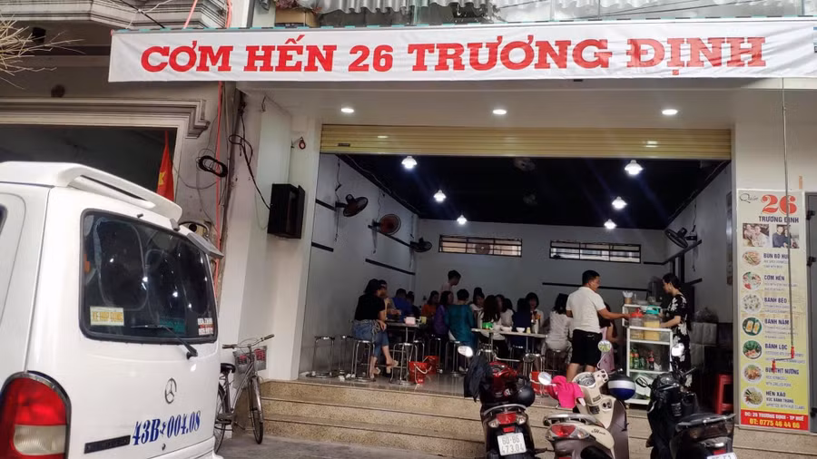 Quán cơm hến Trương Định - Huế.