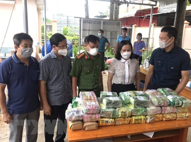  Thiếu tướng Vũ Hồng Văn (người đầu tiên bên phải qua) Giám đốc Công an tỉnh Đồng Nai trực tiếp chỉ đạo phá án tại hiện trường. (Ảnh: TTXVN phát)