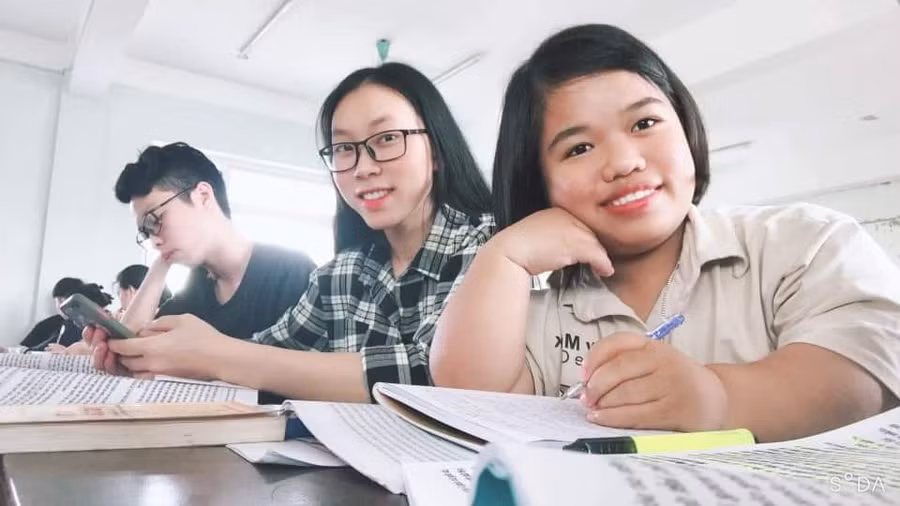  Kim Anh vui tươi bên bạn bè. Ảnh: TGCC