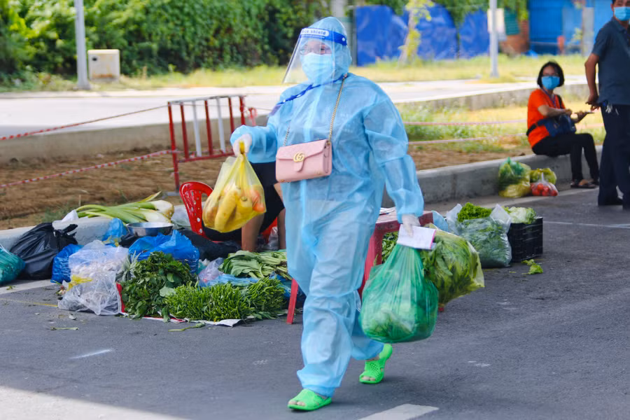 Người dân đi chợ theo mô hình đưa chợ ra phố tại TP.Nha Trang (Khánh Hòa). Ảnh: Bá Duy