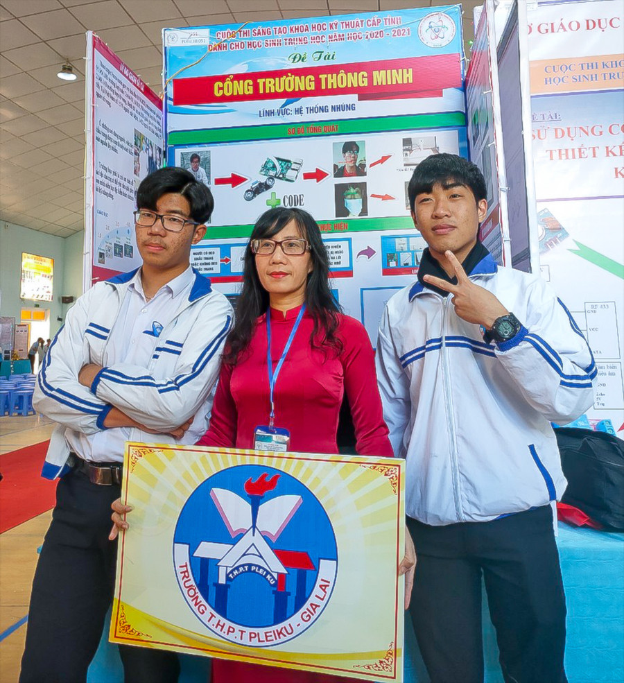 Cô Tô Minh Lan-Tổ trưởng Tổ Tin học, Trường THPT Pleiku chia sẻ niềm vui cùng 2 học trò sau khi mô hình “Cổng trường thông minh” đạt giải nhì tại cuộc thi Khoa học kỹ thuật cấp tỉnh học sinh trung học lần thứ VII (ảnh chụp tháng 1-2021). Ảnh: Mộc Trà 