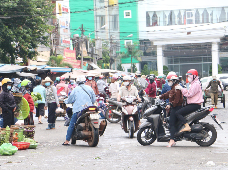 Cảnh mua bán tập trung đông người trên đường Nguyễn Thiện Thuật (TP. Pleiku) sáng 13-9. Ảnh: Quang Tấn Cảnh mua bán tập trung đông người trên đường Nguyễn Thiện Thuật (TP. Pleiku) sáng 13-9. Ảnh: Quang Tấn