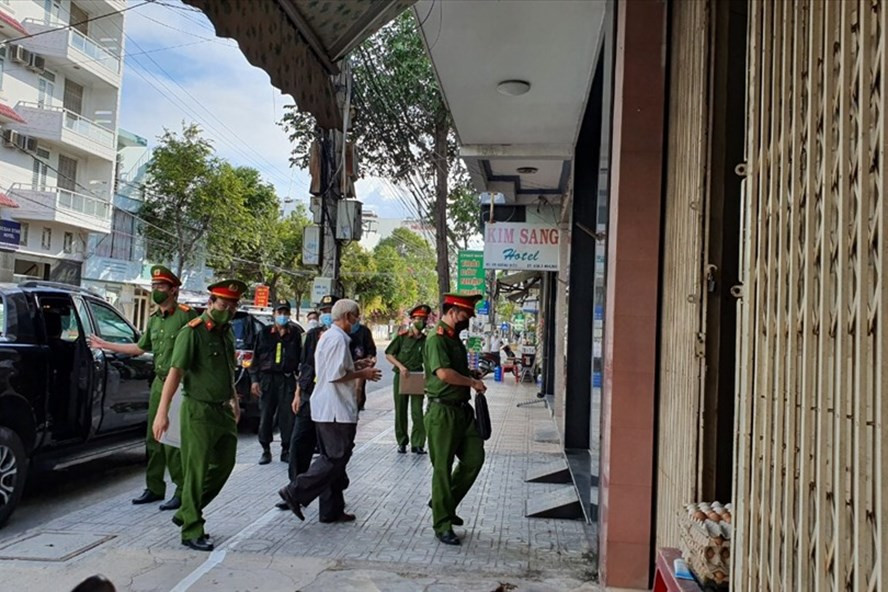  Cơ quan cảnh sát điều tra Công an tỉnh Khánh Hoà đưa ông Lê Văn Dẽ về nhà riêng để thực hiện lệnh khám xét. Ảnh: Hoàng Anh