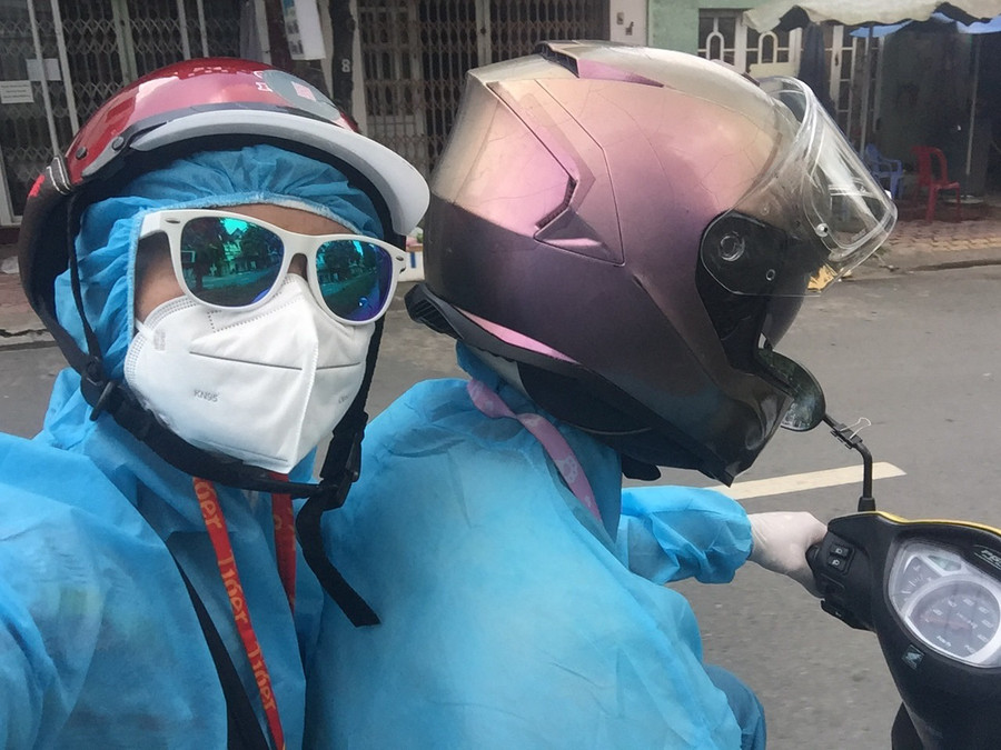 Tình nguyện viên Trần Thị Tuyết Linh và Từ Huy Lâm có mặt khi người nước ngoài cần. Ảnh: NVCC